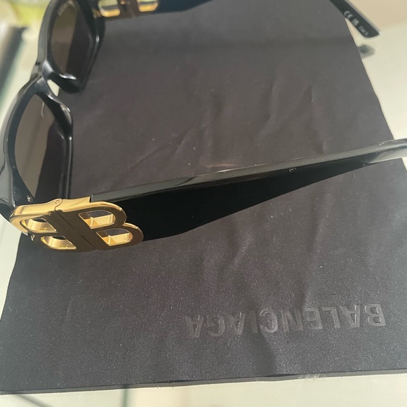 Balenciaga SUNGLASSES IN BLACK - Picture 10 of 10